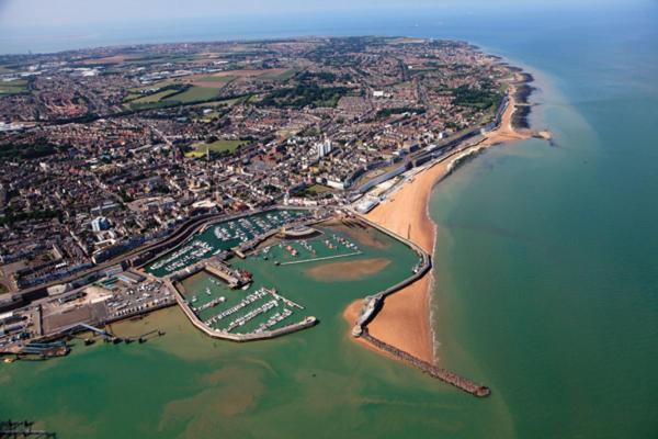Cosy Coach House Garden Apartment By The Sea, Own Entrance Door, Garden Terrace With Exclusive Rear Door Access & Free Reserved Parking Space Only 2 Mtrs From Your Apt Door! Early Checkin From 3Pm And Late Check Out Till 11Am Available! Broadstairs Exterior foto